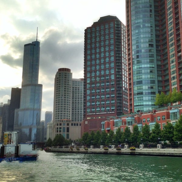 Снимок сделан в Chicago Line Cruises пользователем Julie F. 8/31/2013