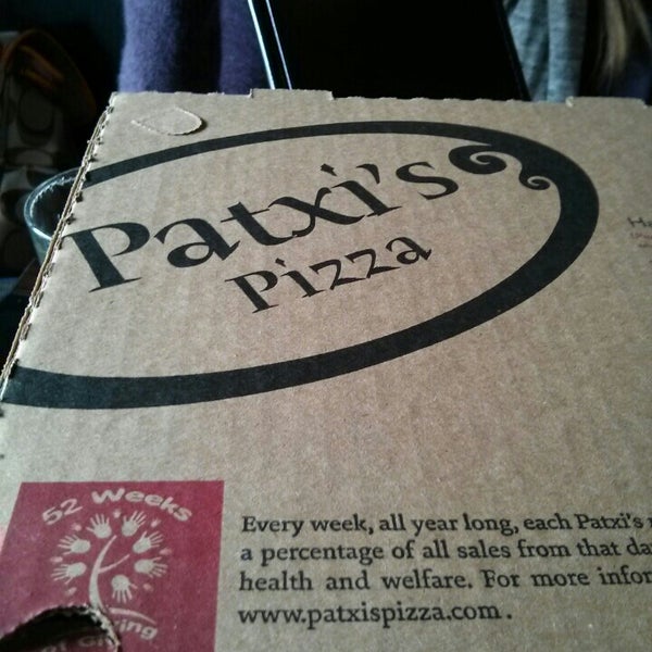 Снимок сделан в Patxi&#39;s Pizza пользователем Paul W. 10/12/2013