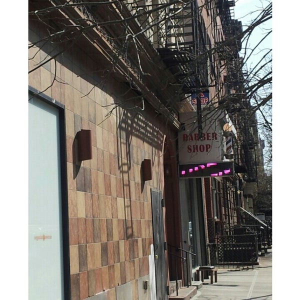 3/8/2014 tarihinde Ric K.ziyaretçi tarafından Manhattan Barber Shop'de çekilen fotoğraf