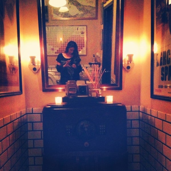 2/27/2013にTara N.がVanguard Wine Barで撮った写真