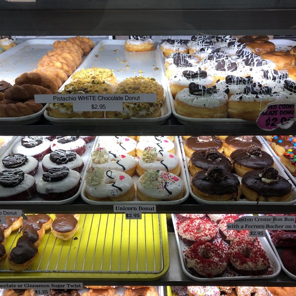 5/24/2019에 🍰님이 DK&#39;s Donuts and Bakery에서 찍은 사진