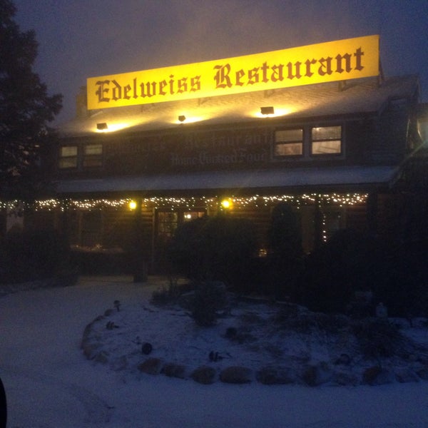 Foto tirada no(a) Edelweiss Restaurant por Holly P. em 2/14/2015