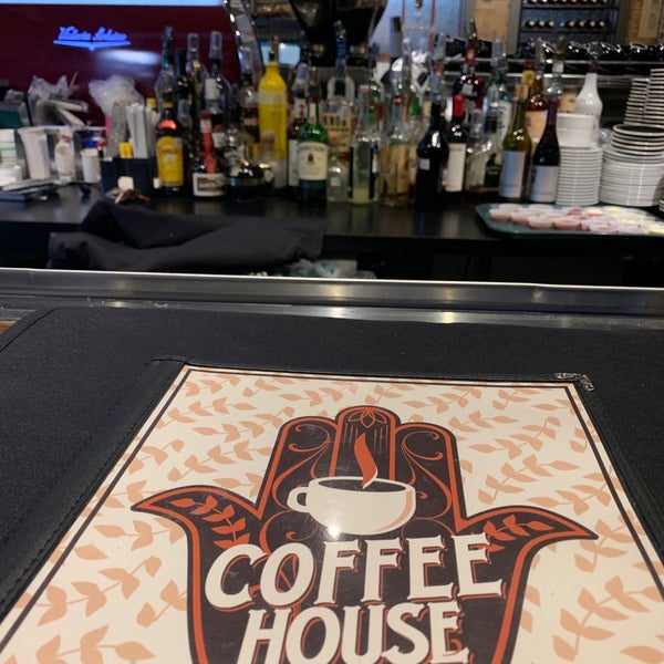 Das Foto wurde bei Coffee House Cafe von Brianne am 4/12/2019 aufgenommen