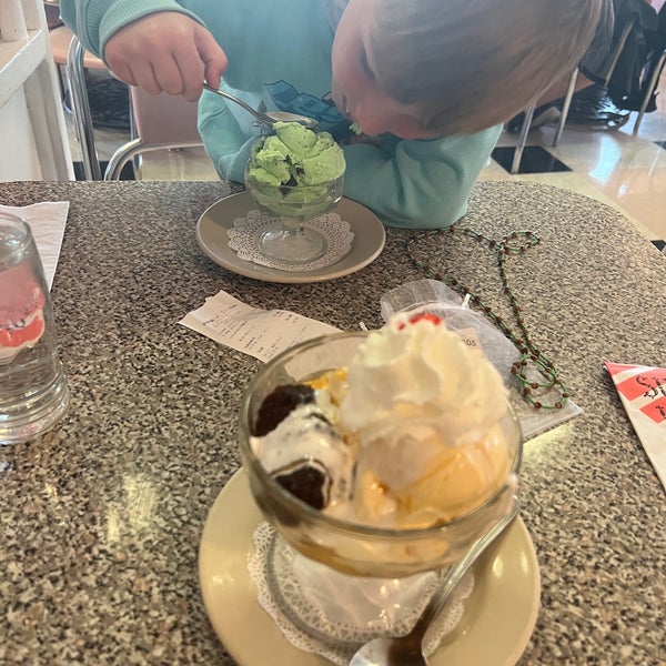 Foto scattata a Sugar Bowl Ice Cream Parlor Restaurant da Brianne il 3/20/2023