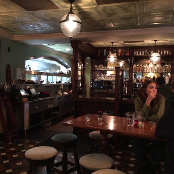 Foto tirada no(a) The Liffey Irish Pub por Tony B. em 3/18/2016