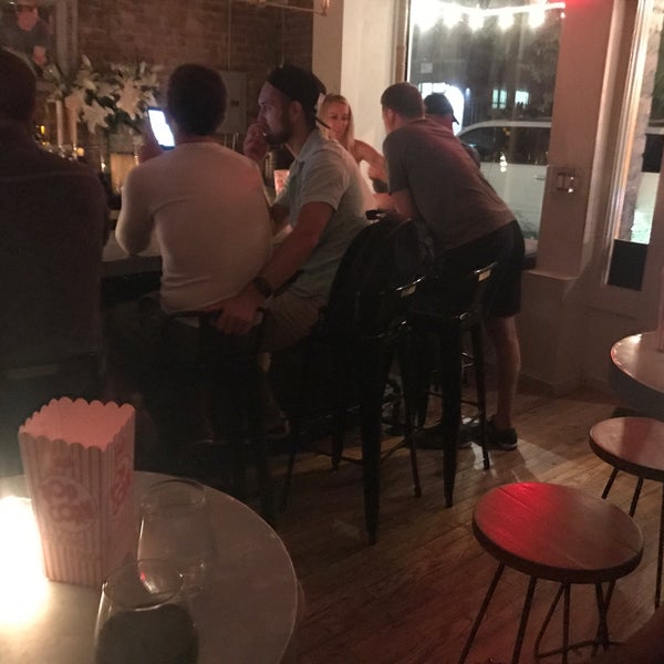 รูปภาพถ่ายที่ Pocket Bar NYC โดย Minju L. เมื่อ 7/17/2017