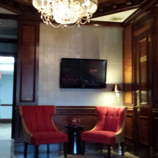 12/3/2013 tarihinde aioniziyaretçi tarafından Excelsior Hotel NYC'de çekilen fotoğraf