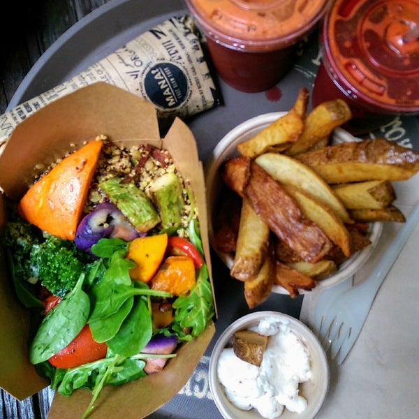 The wraps, large choice of salads and the hot chips. Plus fresh-pressed power juices. Good place to have a clean, wholesome meal.