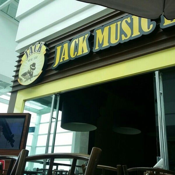 รูปภาพถ่ายที่ Jack Music Bar โดย Adriano S. เมื่อ 6/1/2016