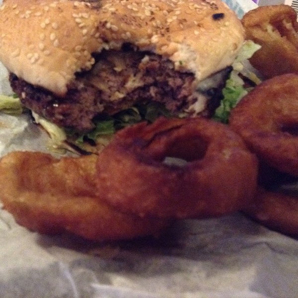 Photo prise au Joy Burger Bar par Charles S. le8/23/2014