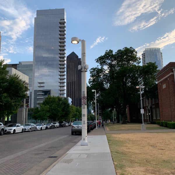 Foto diambil di Dallas Arts District oleh David R. pada 7/31/2022