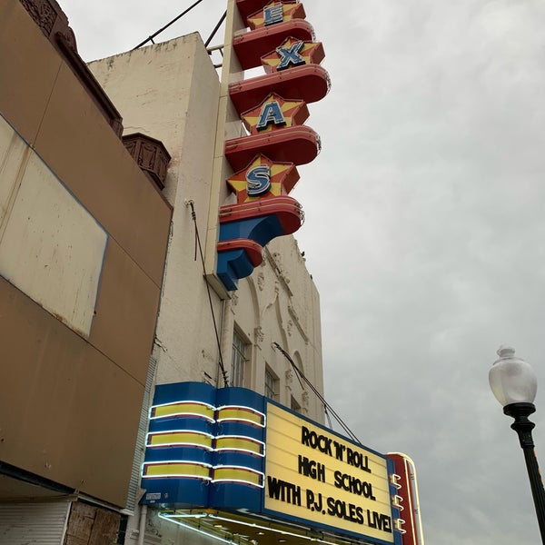 รูปภาพถ่ายที่ Texas Theatre โดย David R. เมื่อ 5/3/2019
