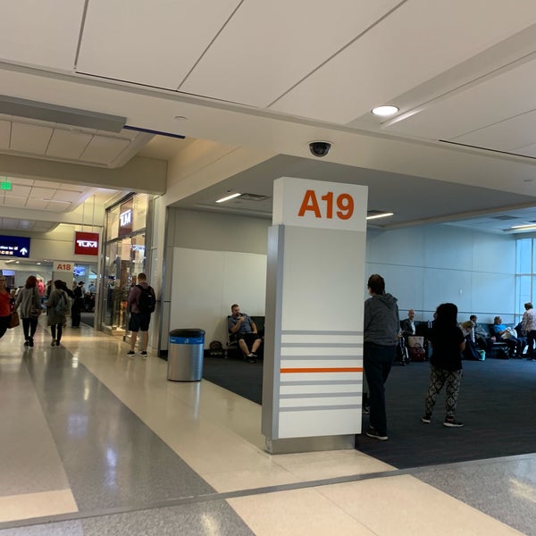 รูปภาพถ่ายที่ Terminal A โดย David R. เมื่อ 5/11/2019