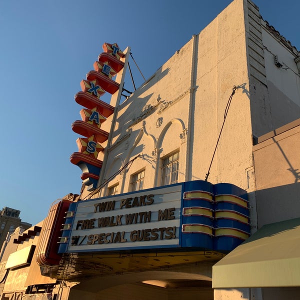 Foto diambil di Texas Theatre oleh David R. pada 11/6/2021