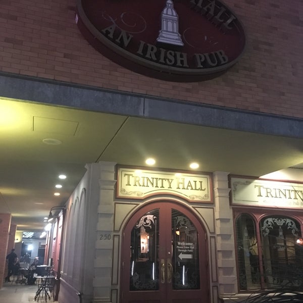 รูปภาพถ่ายที่ Trinity Hall Irish Pub and Restaurant โดย David R. เมื่อ 10/22/2018