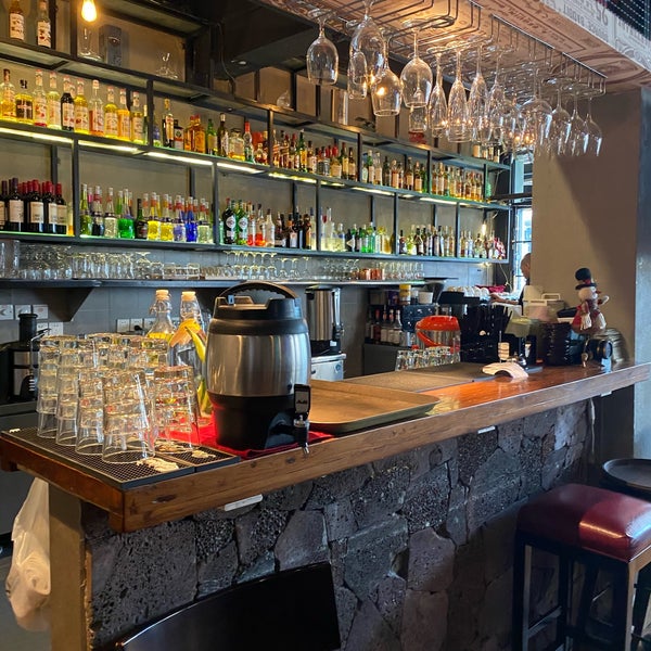 Foto diambil di OLÁ Bar &amp; Restaurant oleh William S. pada 12/6/2019