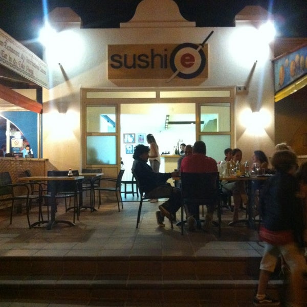 Foto diambil di Sushi e oleh Leo pada 8/24/2013