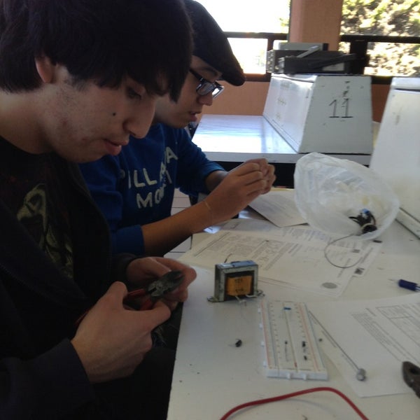 студентка инженерного факультета. факультет электроэнергетика и электротехника. инженерный факультет. инженер факультеты. факультет инженер.