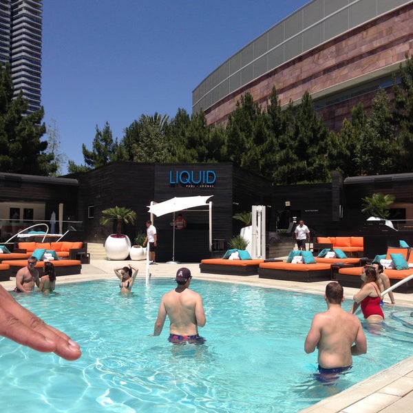 Foto tirada no(a) LIQUID Pool Lounge por Stephanie em 5/10/2013