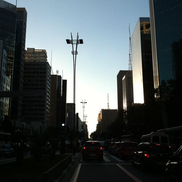 รูปภาพถ่ายที่ Avenida Paulista โดย Jose Silverio A. เมื่อ 7/17/2013