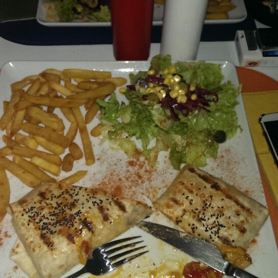 Das Foto wurde bei Mörfi Cafe &amp; Bar &amp; Restaurant von Deniz Uluç I. am 7/22/2013 aufgenommen