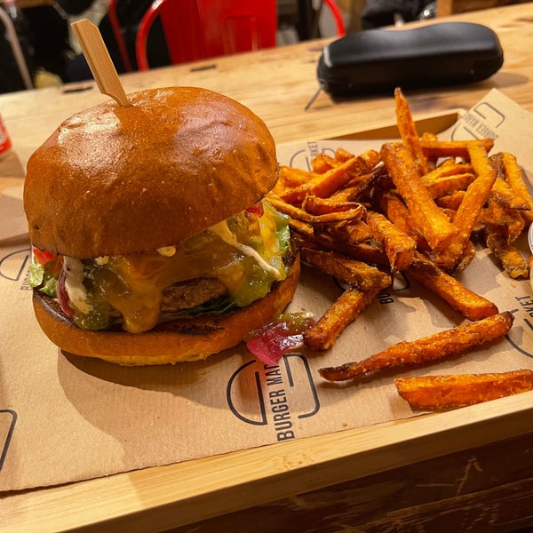 12/20/2021 tarihinde ronátaziyaretçi tarafından Burger Market - Király u.'de çekilen fotoğraf