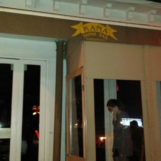 Das Foto wurde bei Kaña Tapas Bar &amp; Restaurant von Rafael N. C. am 3/12/2014 aufgenommen