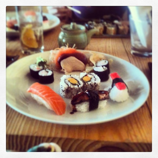 รูปภาพถ่ายที่ Sushi Yuzu โดย Fer เมื่อ 1/16/2013