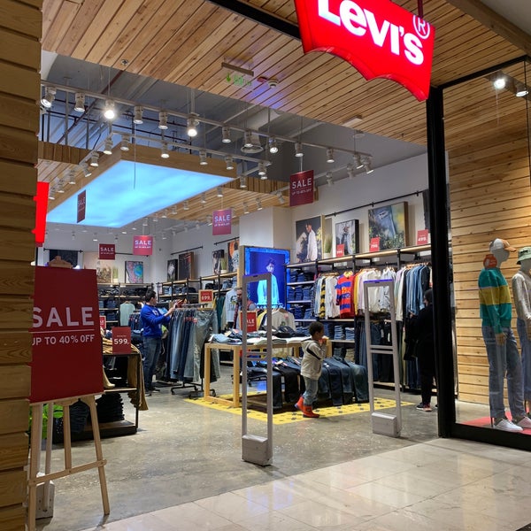 Levi's Store - 2 visitors