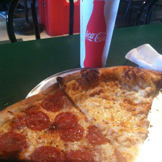 Foto tirada no(a) Marco&#39;s Pizza por Chris L. em 10/15/2012