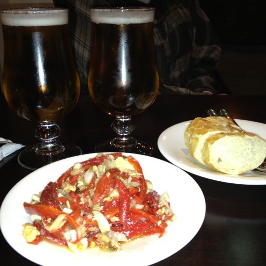 12/1/2012 tarihinde Chesco R.ziyaretçi tarafından Restaurante Eustaquio Blanco'de çekilen fotoğraf