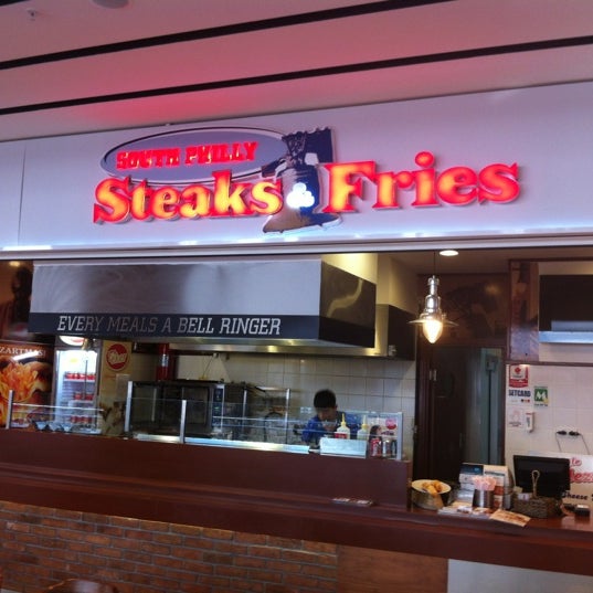 Foto diambil di Steak &amp; Fries South Philly oleh Burçin pada 10/5/2012