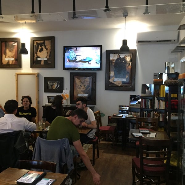 Foto tirada no(a) Café Chat l&#39;Heureux por Daniel em 9/8/2018