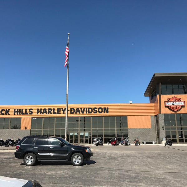 Das Foto wurde bei Black Hills Harley-Davidson von Suzanne am 9/7/2017 aufgenommen