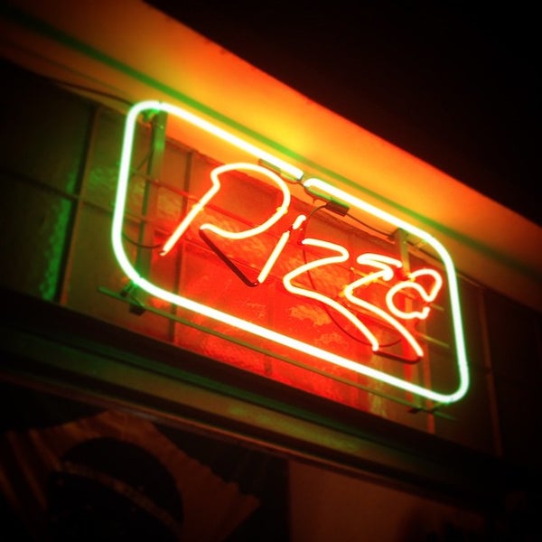 รูปภาพถ่ายที่ Pizza โดย Henrique C. เมื่อ 10/31/2014
