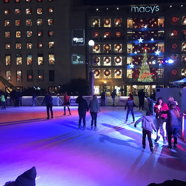 Снимок сделан в Union Square Ice Skating Rink пользователем Jamie Lynn . 12/5/2016