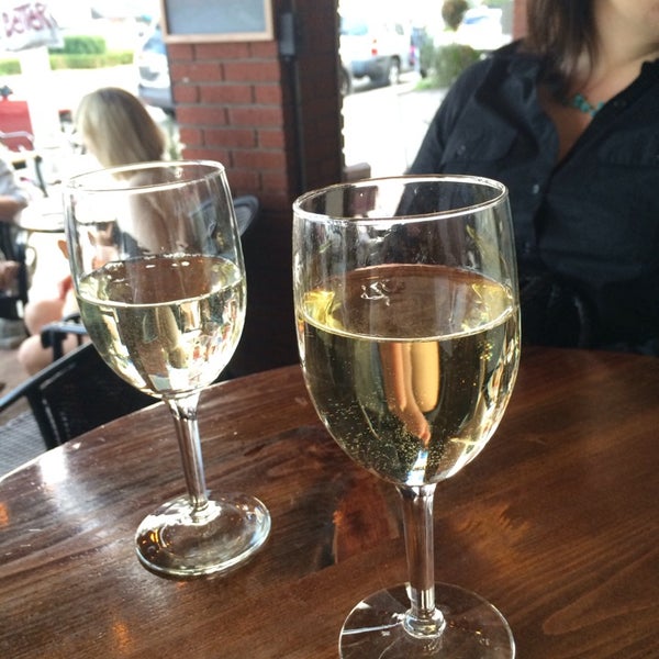 1/19/2014 tarihinde Amanda R.ziyaretçi tarafından Wine A Bit Coronado'de çekilen fotoğraf