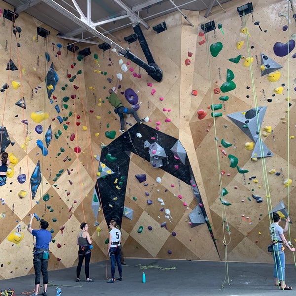 1/12/2020 tarihinde Zack B.ziyaretçi tarafından Brooklyn Boulders'de çekilen fotoğraf