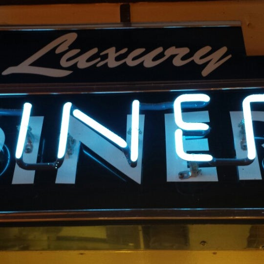Foto tirada no(a) Luxury Diner por Kathy L. em 6/29/2014
