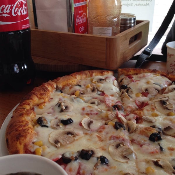 Foto diambil di Bronzo Pizza oleh Gam pada 2/4/2014