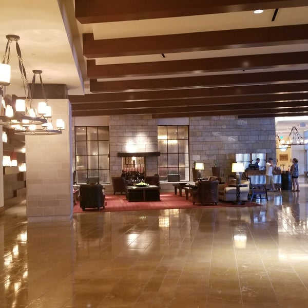 รูปภาพถ่ายที่ Omni Fort Worth Hotel โดย Becky S. เมื่อ 6/17/2018