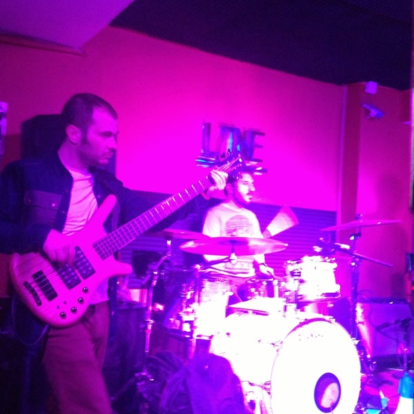 Das Foto wurde bei Rock-y Rock Bar von Nuri am 4/11/2013 aufgenommen