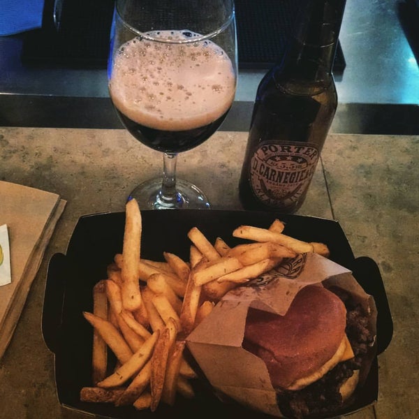 2/5/2016에 Fernando M.님이 Barrels Burgers &amp; Beer에서 찍은 사진