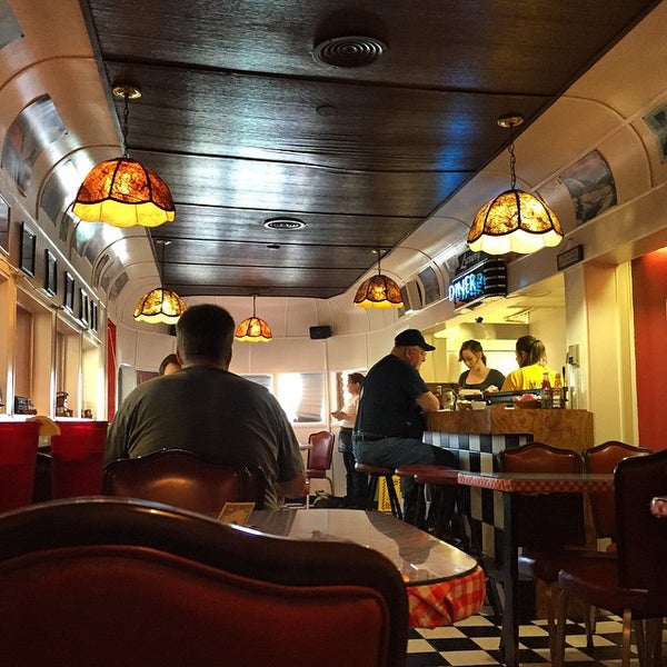 6/21/2015 tarihinde Andy B.ziyaretçi tarafından Luxury Diner'de çekilen fotoğraf