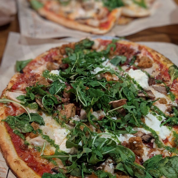 Foto diambil di Blaze Pizza oleh Vy pada 3/4/2019