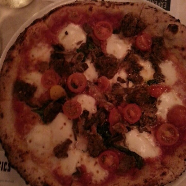 Foto tomada en 800 Degrees Neapolitan Pizzeria  por Lily E. el 9/26/2014