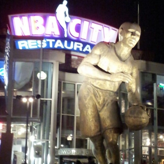 Foto tomada en NBA City Restaurant  por John C. el 1/4/2013