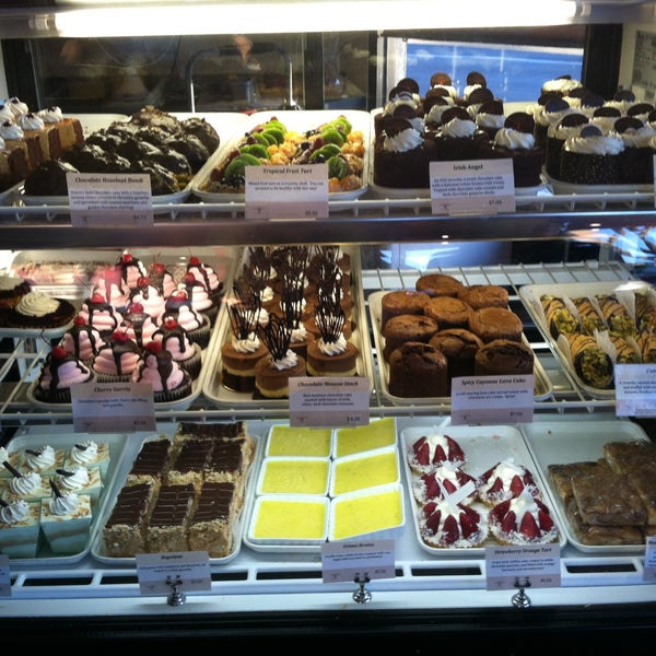 Photo prise au Heaven Sent Desserts par Jennifer le4/22/2013