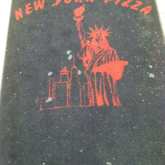 Снимок сделан в New York Pizza - Theater District пользователем Donald W. 10/25/2012