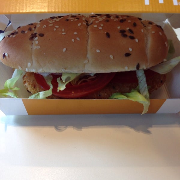 รูปภาพถ่ายที่ McDonald&#39;s โดย Karolina เมื่อ 5/14/2014